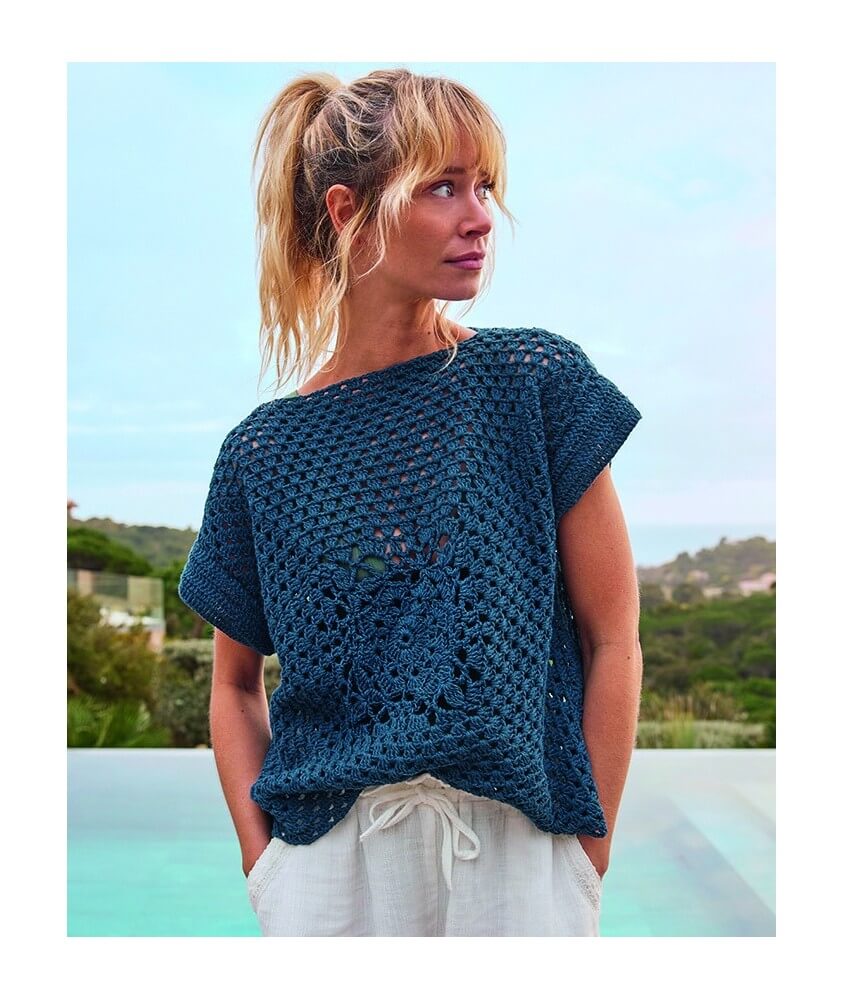Pull femme Flory au crochet, deux grands grannys carrés bleu canard, manches courtes et coulisse - Patron Phildar - modèle fini