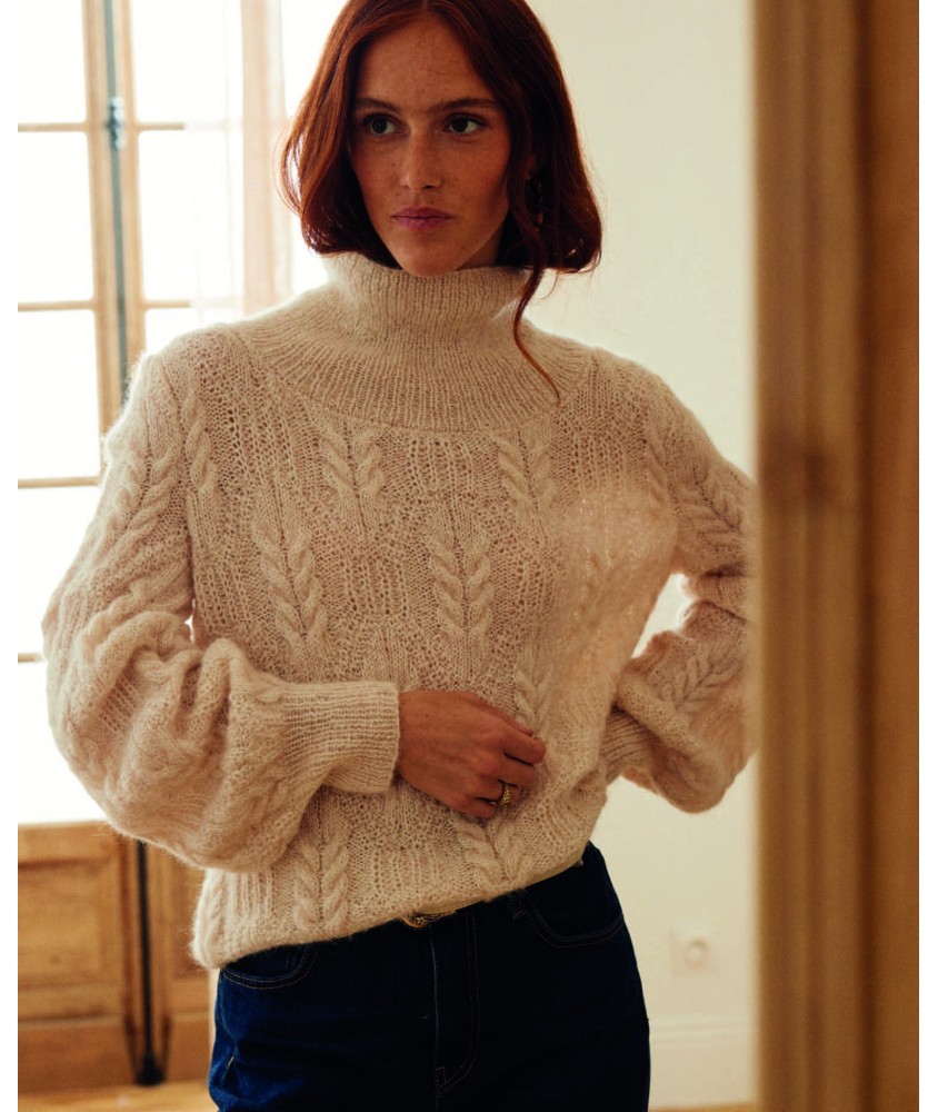Pull femme Helya écru nacre, torsades sur toute la surface et col montant - Patron tricot Phildar - modèle fini