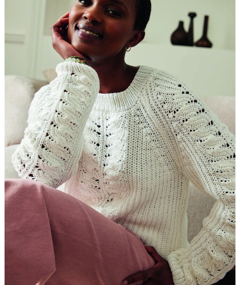 Pull femme Rafida blanc en côtes perlées, motif ajouré central et manches raglan - Patron tricot Phildar - modèle fini