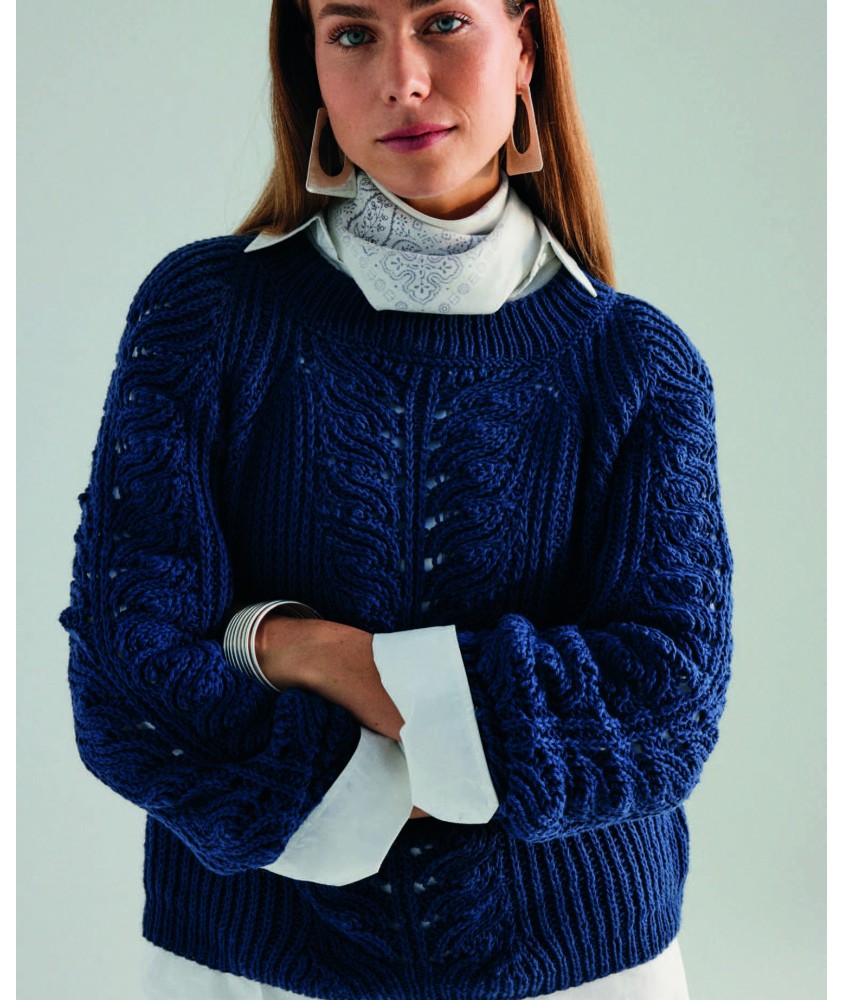 Pull femme Rafida marine en côtes perlées, point ajouré central et manches raglan - Patron tricot Phildar - modèle fini
