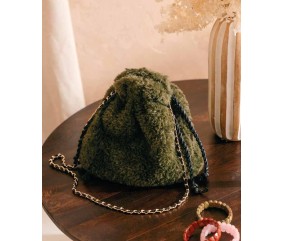 Sac bourse Rio en fourrure kaki, chaînette dorée et cordon en similicuir - Patron tricot Phildar - modèle fini