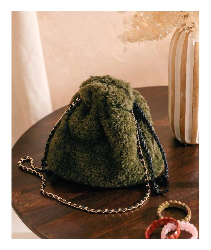 Sac bourse Rio en fourrure kaki, chaînette dorée et cordon en similicuir - Patron tricot Phildar - modèle fini