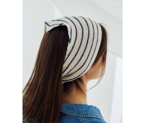 Bandana Carolyn écru rayé marine, porté noué sur la tête - Patron tricot Phildar - modèle fini