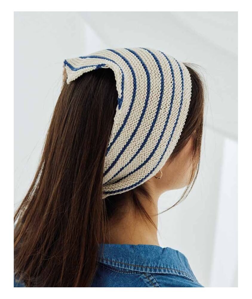 Bandana Carolyn écru rayé marine, porté noué sur la tête - Patron tricot Phildar - modèle fini