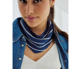 Bandana Carolyn marine rayé écru, porté noué autour du cou - Patron tricot Phildar - modèle fini