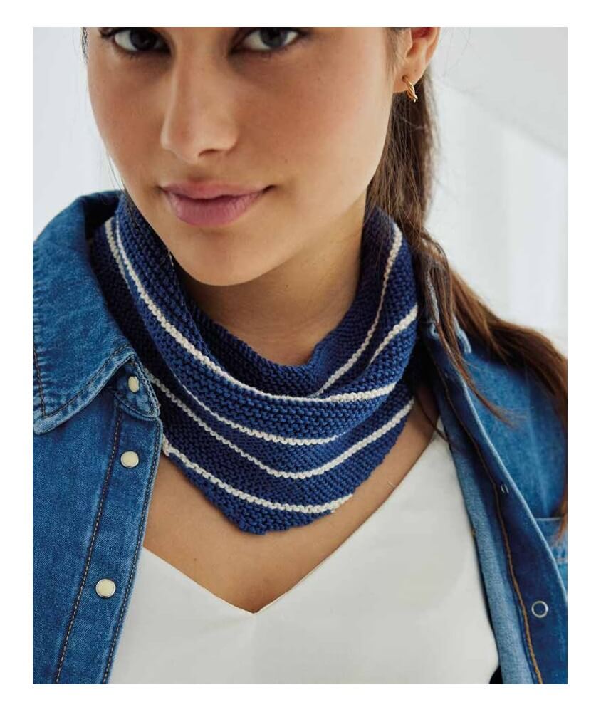 Bandana Carolyn marine rayé écru, porté noué autour du cou - Patron tricot Phildar - modèle fini