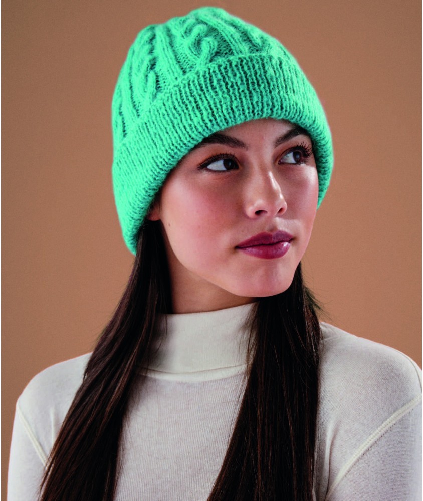 Bonnet Worker vert menthe à torsades, revers en côtes 1/1 - Patron tricot Pingouin - modèle fini