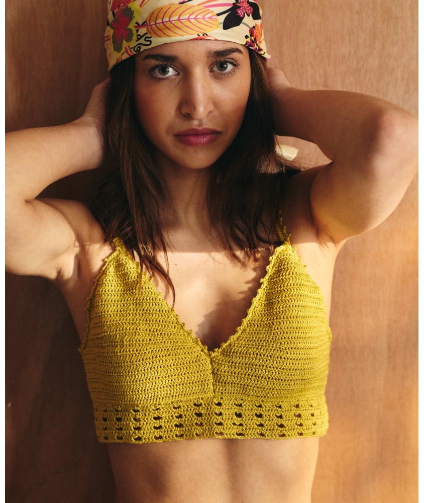 Brassière Heia au crochet jaune moutarde, fermée par trois agrafes devant - Patron crochet Pingouin - modèle fini