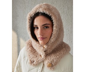 Capuche Micha en fausse fourrure écrue, trois boutons en bois - Patron tricot Pingouin - modèle fini