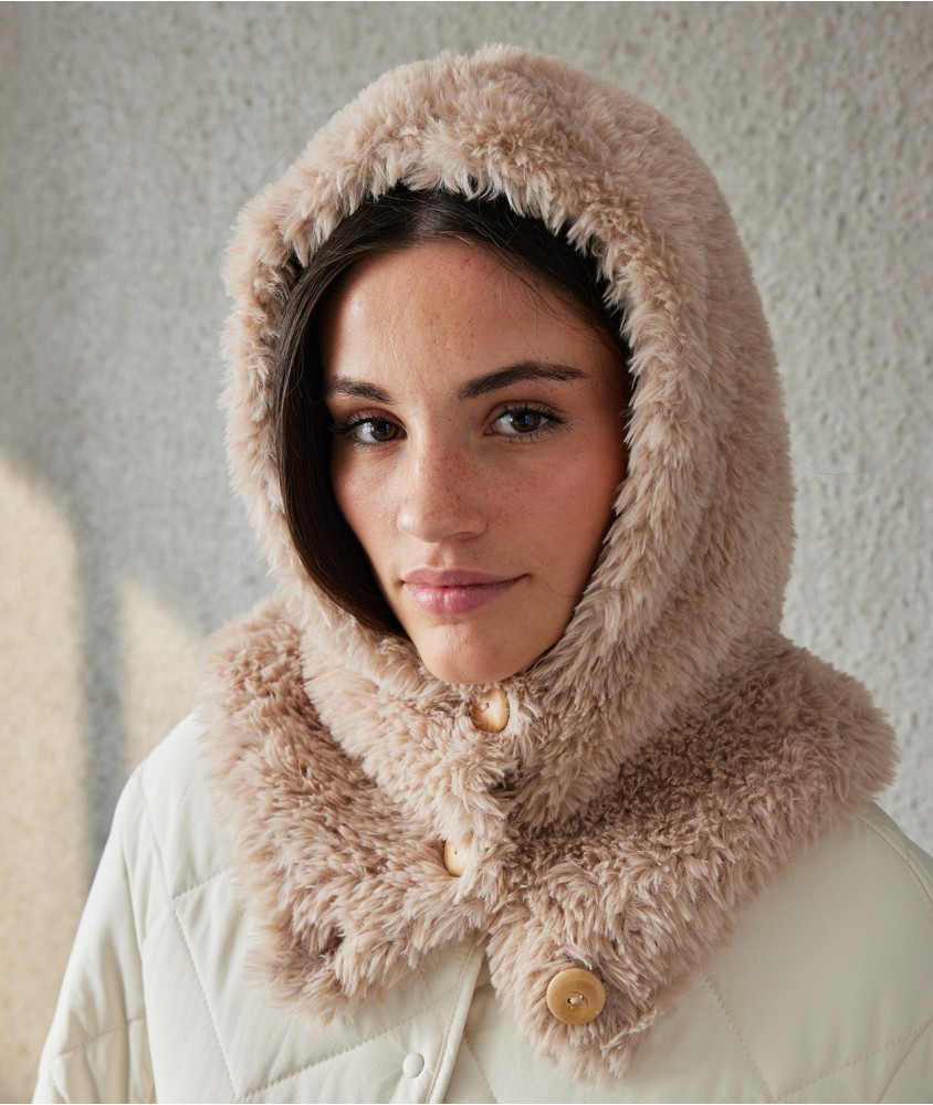Capuche Micha en fausse fourrure écrue, trois boutons en bois - Patron tricot Pingouin - modèle fini