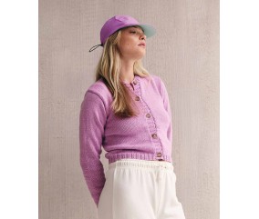 Cardigan Leah lilas en jersey, boutonné devant et bordures en côtes 2/2 - Patron tricot Pingouin - modèle fini