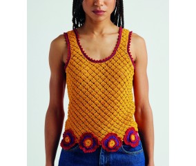 Débardeur Aicha au crochet curcuma, bordé de fleurs crochetées multicolores - Patron crochet Pingouin - modèle fini