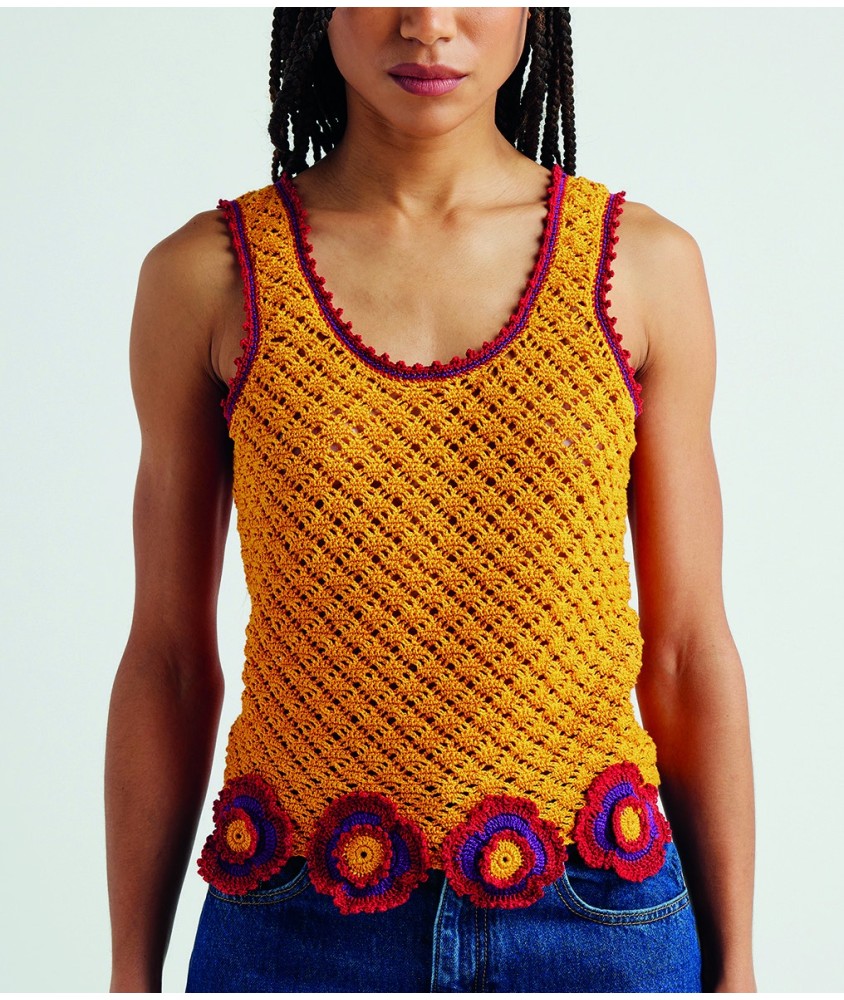 Débardeur Aicha au crochet curcuma, bordé de fleurs crochetées multicolores - Patron crochet Pingouin - modèle fini
