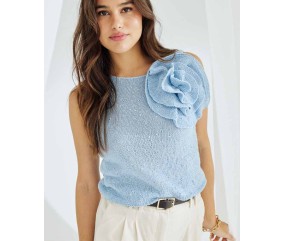 Débardeur Caliste bleu nuage en jersey fin, grande fleur crochetée sur l'épaule - Patron tricot Phildar - modèle fini