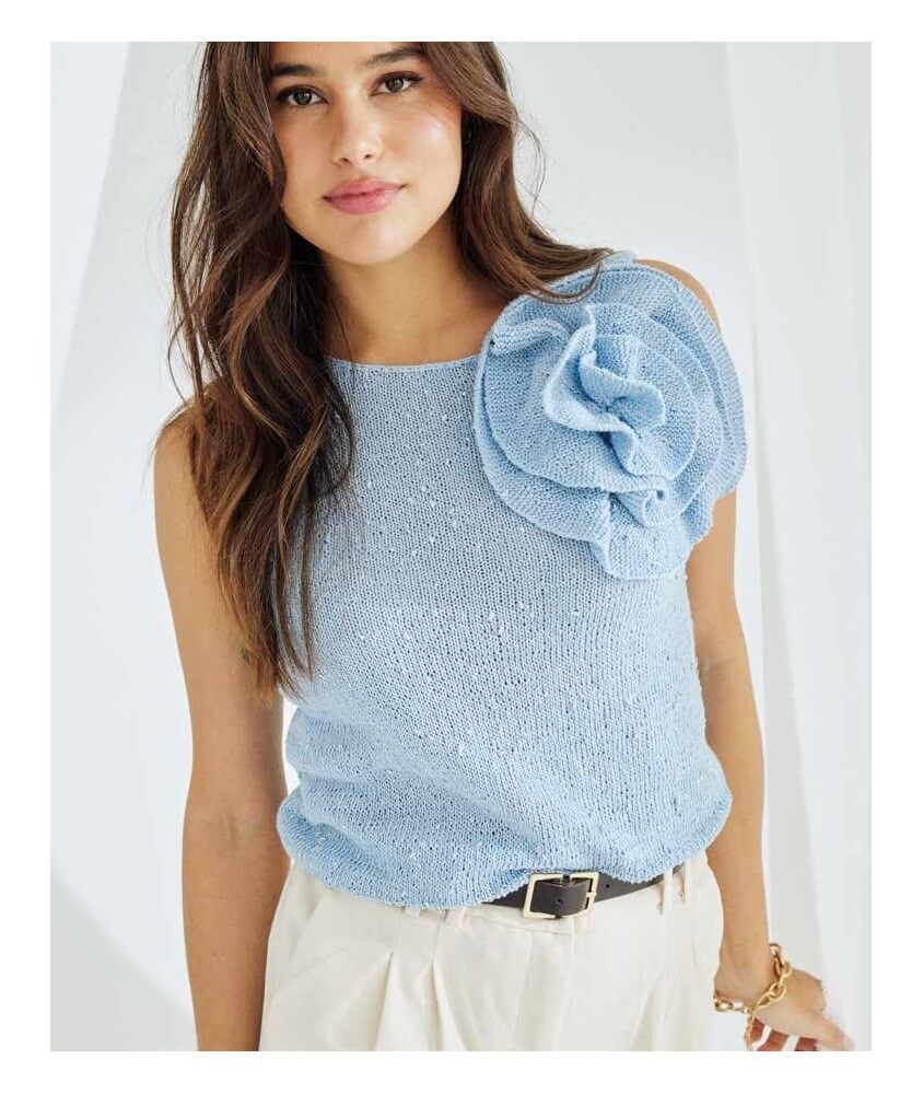Débardeur Caliste bleu nuage en jersey fin, grande fleur crochetée sur l'épaule - Patron tricot Phildar - modèle fini