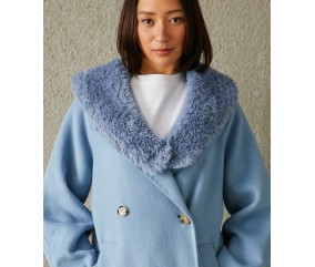Col Darrel en fausse fourrure bleu ciel, posé sur un manteau - Patron tricot Pingouin - modèle fini