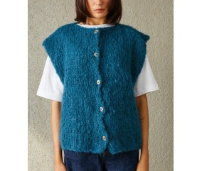 Gilet sans manches Devy bleu canard en mohair brossé, boutonné devant - Patron tricot Pingouin - modèle fini