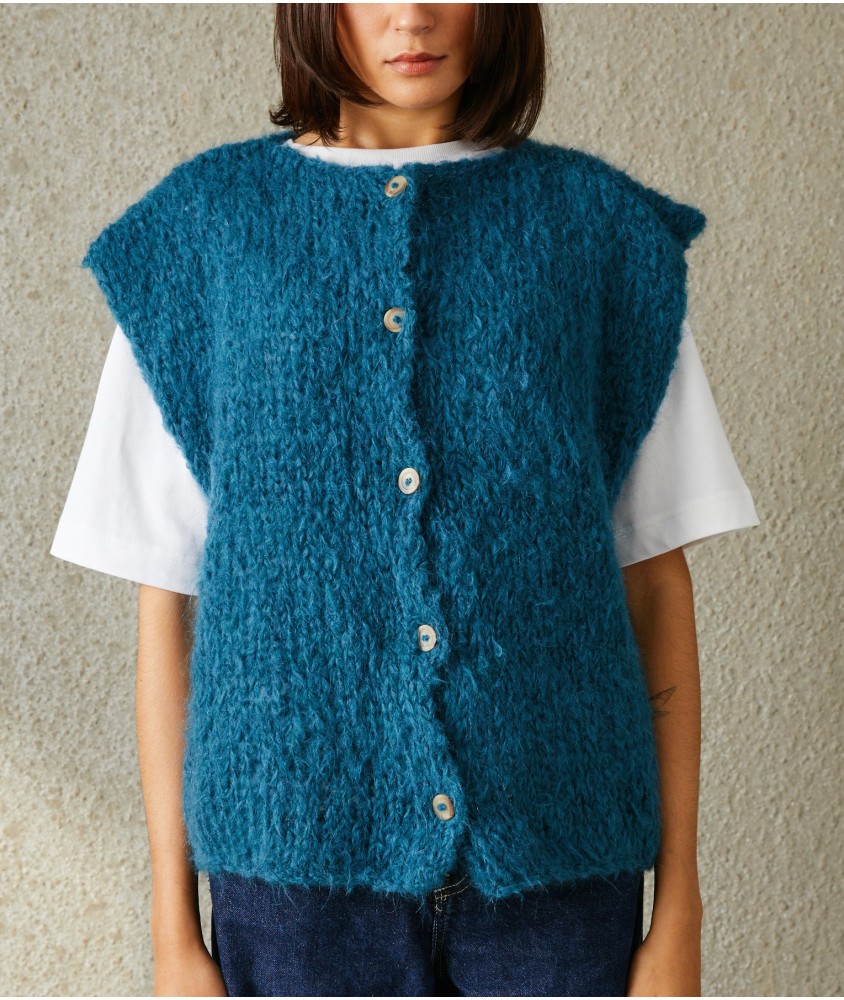 Gilet sans manches Devy bleu canard en mohair brossé, boutonné devant - Patron tricot Pingouin - modèle fini