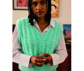 Pull sans manches Scott vert menthe à torsades, col V et bordures en côtes - Patron tricot Pingouin - modèle fini