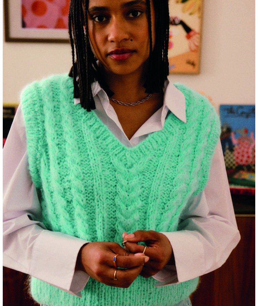 Pull sans manches Scott vert menthe à torsades, col V et bordures en côtes - Patron tricot Pingouin - modèle fini
