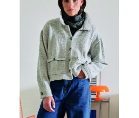 Veste Noreen gris chiné clair en jersey fin, boutonnée et à poches - Patron tricot Pingouin - modèle fini