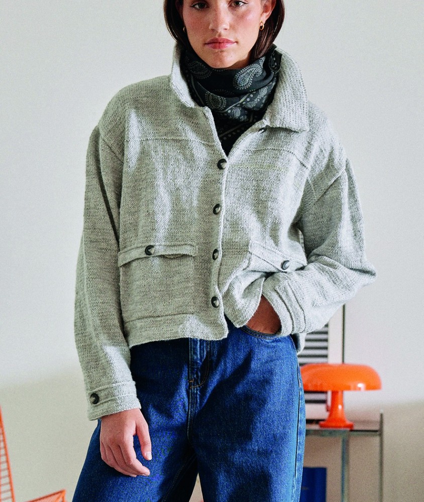 Veste Noreen gris chiné clair en jersey fin, boutonnée et à poches - Patron tricot Pingouin - modèle fini