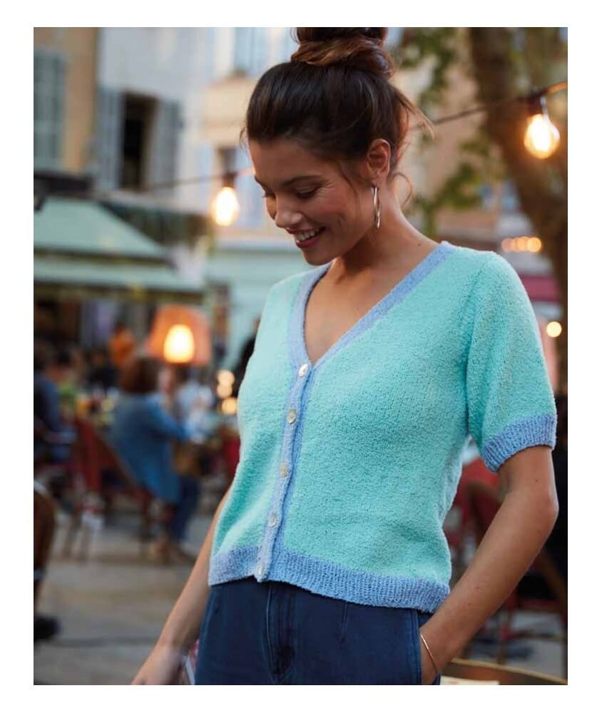 Gilet Agathe bleu menthol à manches courtes, bordures contrastées jean bleached - Patron tricot Phildar - modèle fini