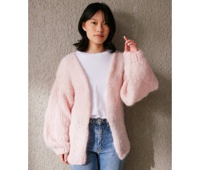 Gilet Brady rose poudré en mohair brossé, manches ballon et devant ouvert - Patron tricot Pingouin - modèle fini
