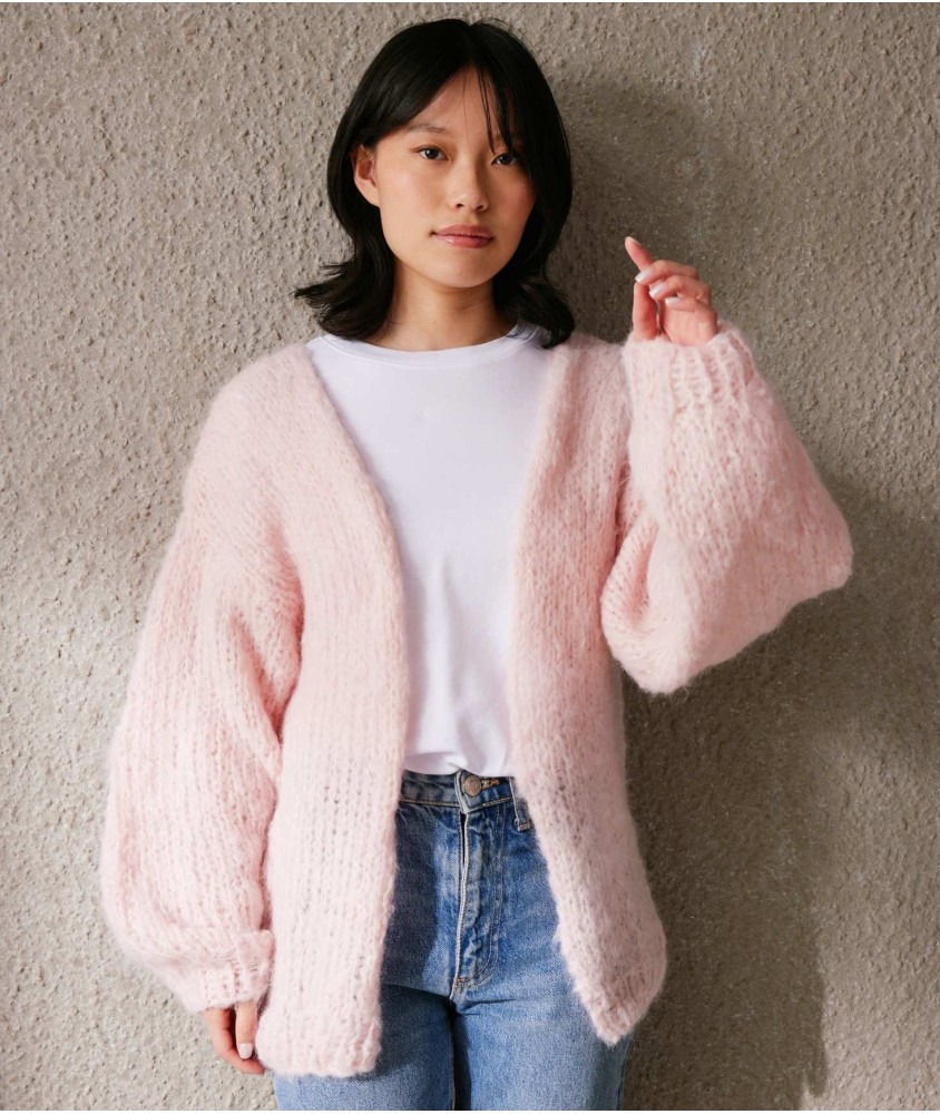 Gilet Brady rose poudré en mohair brossé, manches ballon et devant ouvert - Patron tricot Pingouin - modèle fini