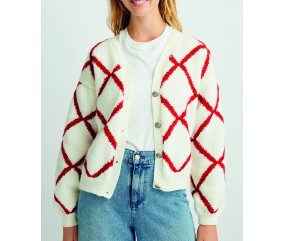 Gilet Breakfast écru à losanges jacquard rouges, boutonné devant - Patron tricot Pingouin - modèle fini