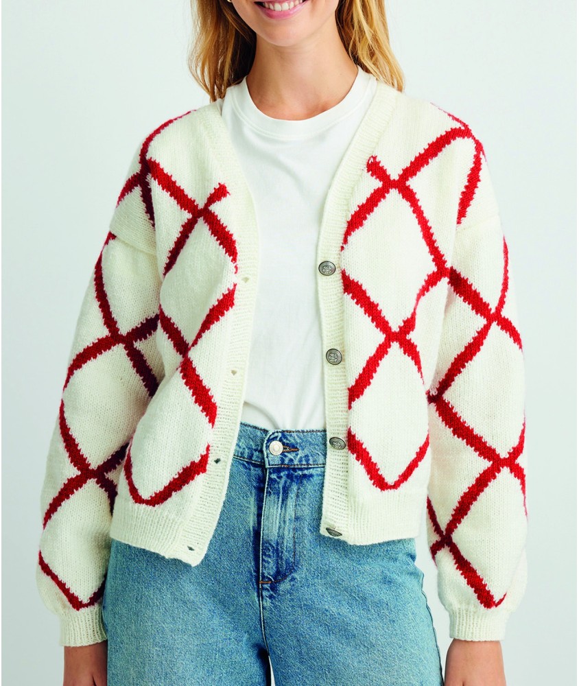 Gilet Breakfast écru à losanges jacquard rouges, boutonné devant - Patron tricot Pingouin - modèle fini