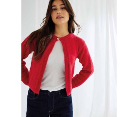 Gilet Coraly rouge court en jersey, fermé par un seul bouton au col - Patron tricot Phildar - modèle fini