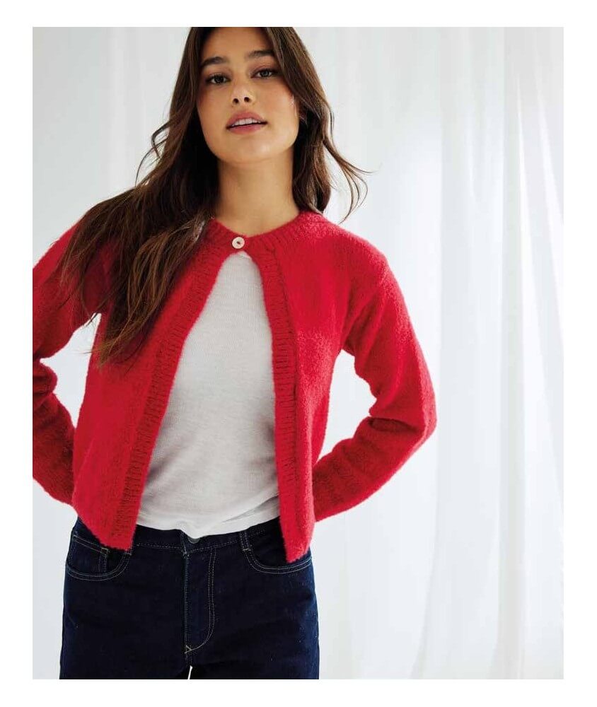 Gilet Coraly rouge court en jersey, fermé par un seul bouton au col - Patron tricot Phildar - modèle fini