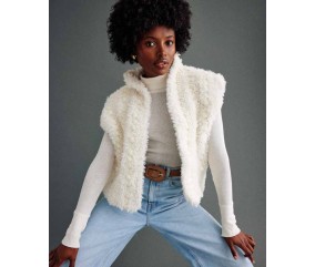 Gilet sans manches Farah au crochet écru, brides en fourrure et rangs de noppes - Patron crochet Phildar - modèle fini