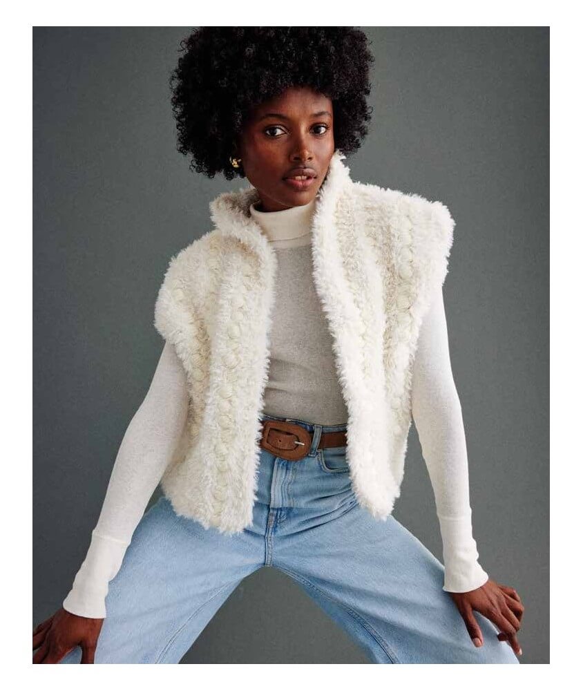 Gilet sans manches Farah au crochet écru, brides en fourrure et rangs de noppes - Patron crochet Phildar - modèle fini