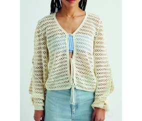 Gilet Hilo au crochet écru, point ajouré et lien de fermeture - Patron crochet Pingouin - modèle fini