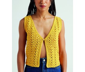 Gilet sans manches Kailani au crochet jaune tournesol, point ajouré et boutons - Patron crochet Pingouin - modèle fini