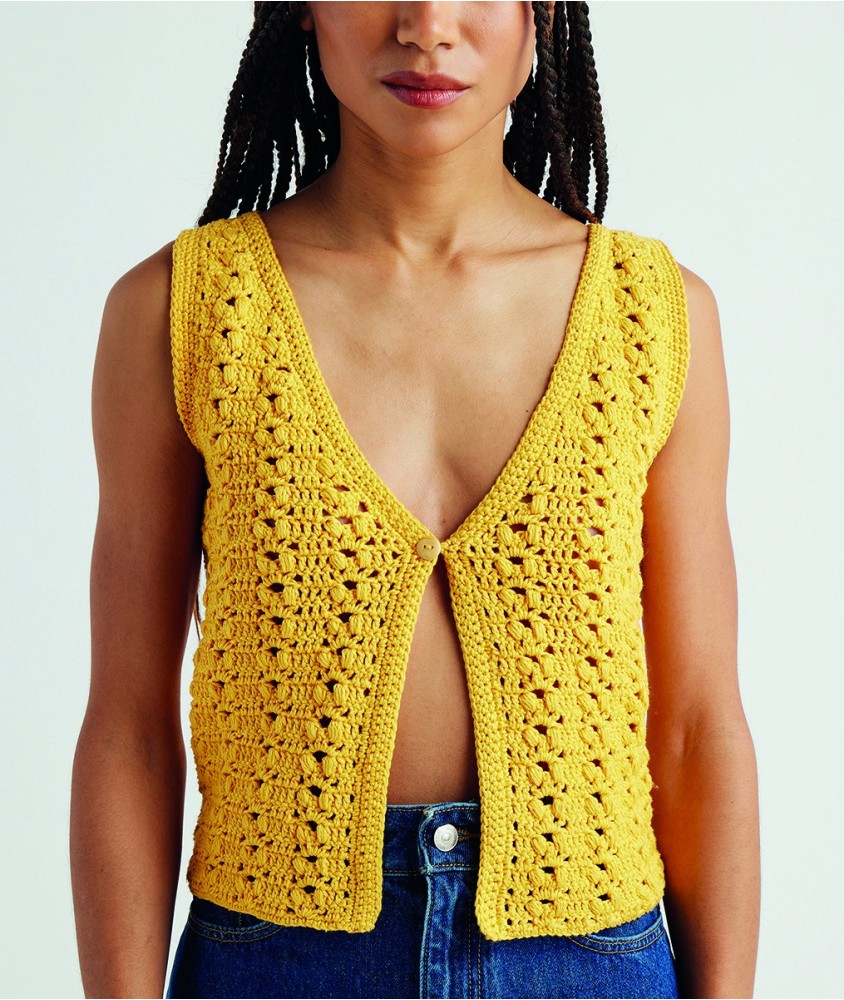 Gilet sans manches Kailani au crochet jaune tournesol, point ajouré et boutons - Patron crochet Pingouin - modèle fini