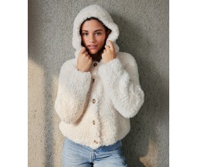Gilet à capuche Malcom en fausse fourrure écrue, boutonné devant - Patron tricot Pingouin - modèle fini