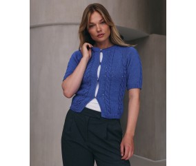 Gilet Megan bleu pervenche à torsades, boutons argentés - Patron tricot Pingouin - modèle fini