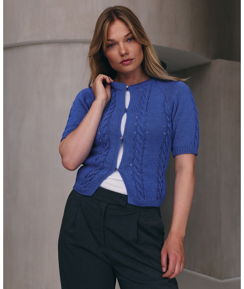 Gilet Megan bleu pervenche à torsades, boutons argentés - Patron tricot Pingouin - modèle fini