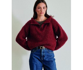 Pull Riona coloris cerise à col camionneur zippé, en côtes perlées - Patron tricot Pingouin - modèle fini