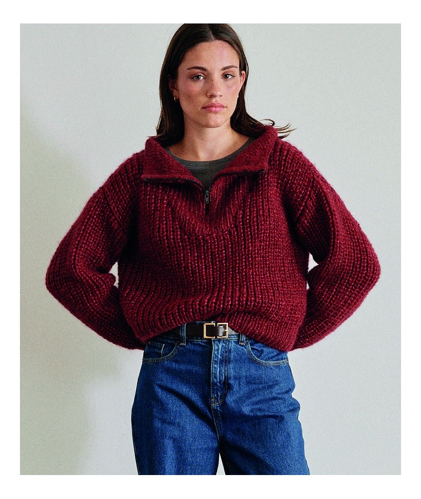 Pull Riona coloris cerise à col camionneur zippé, en côtes perlées - Patron tricot Pingouin - modèle fini