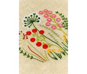 Broderie de fleurs des champs en gros plan sur toile de lin DMC 28 CT naturel