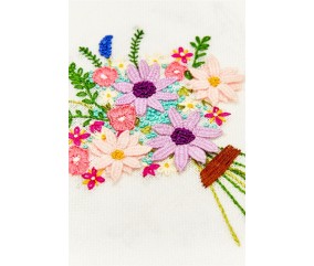 Bouquet brodé en gros plan sur toile de lin à broder DMC 28 CT coloris blanc