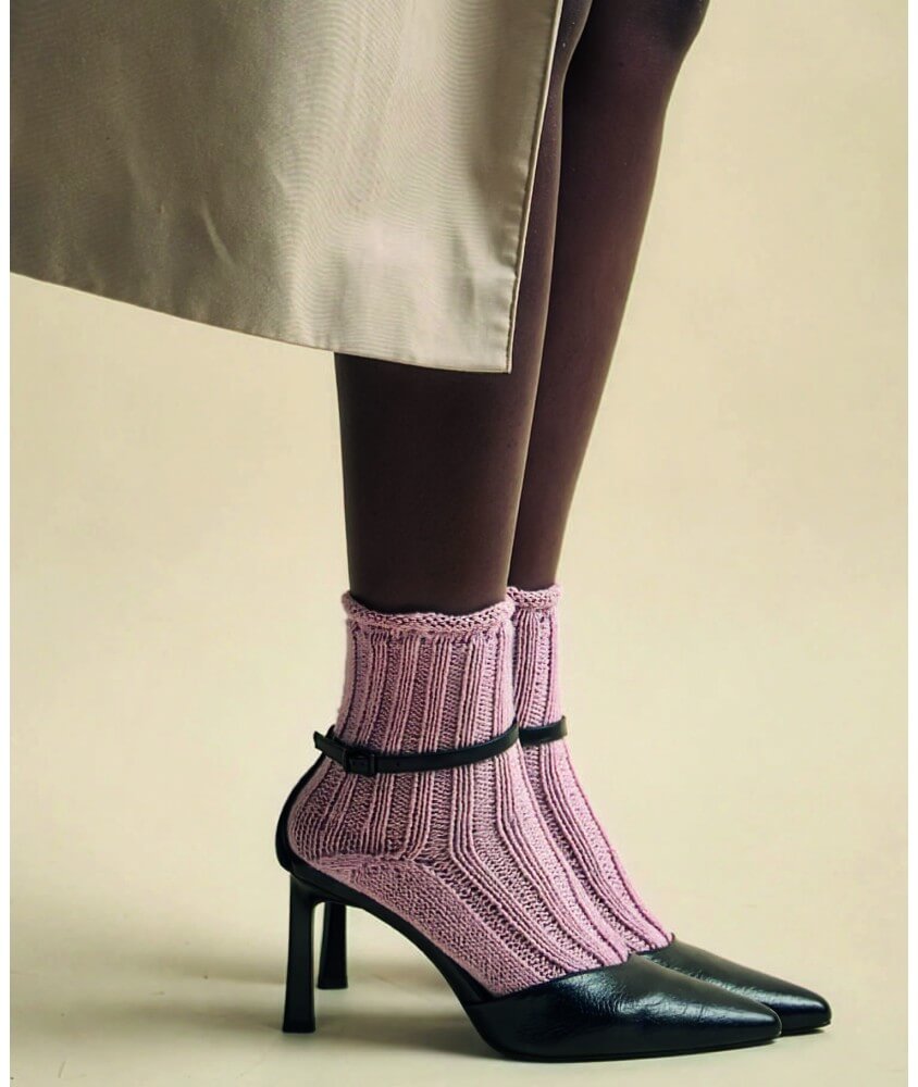 Chaussettes Elsy coloris églantine en côtes 2/2, bord à point fantaisie - Patron tricot Phildar - modèle fini