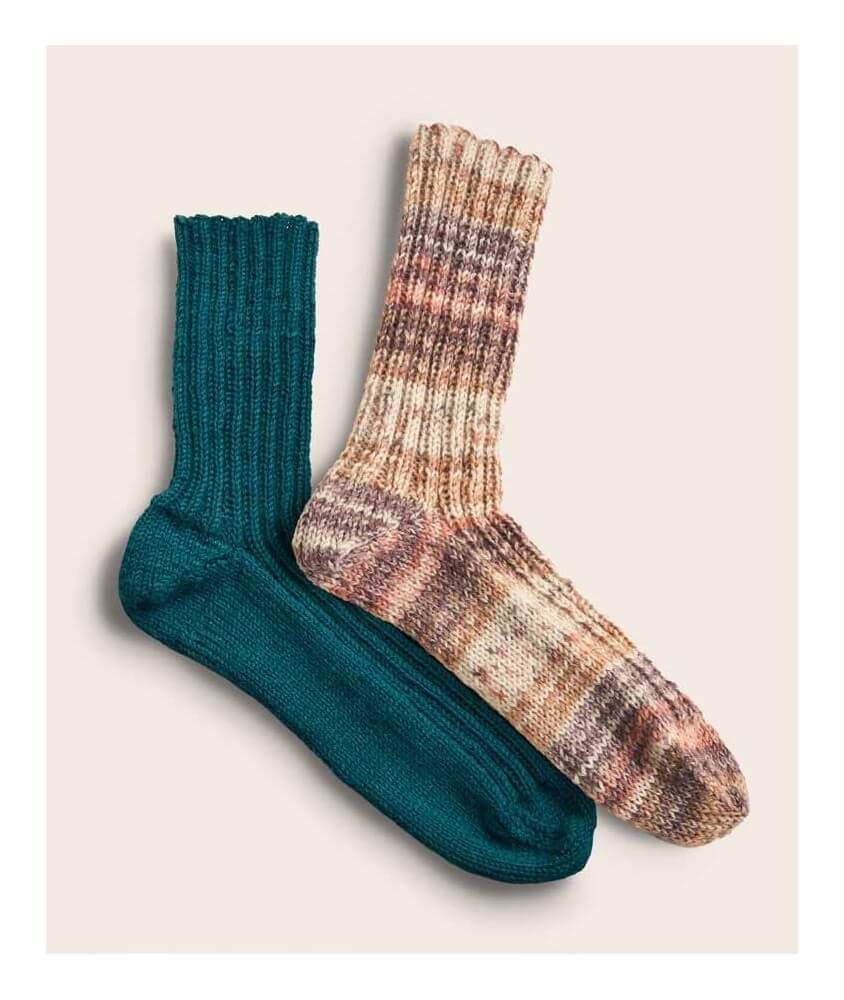 Chaussettes Elsy en côtes 2/2, coloris paon et imprimé jacquard marron - Patron tricot Phildar - modèle fini