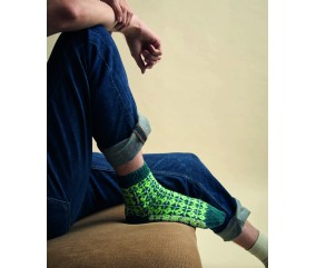Chaussettes Elyo en jacquard vert fluo, paon et écru, portées avec un jean - Patron Phildar - modèle fini