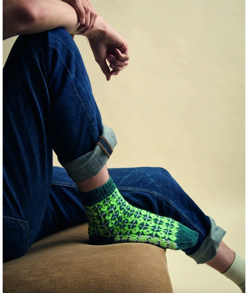 Chaussettes Elyo en jacquard vert fluo, paon et écru, portées avec un jean - Patron Phildar - modèle fini