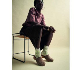 Chaussettes Elyo en jacquard écru, églantine et vert fluo, portées avec des bottines - Patron Phildar - modèle fini